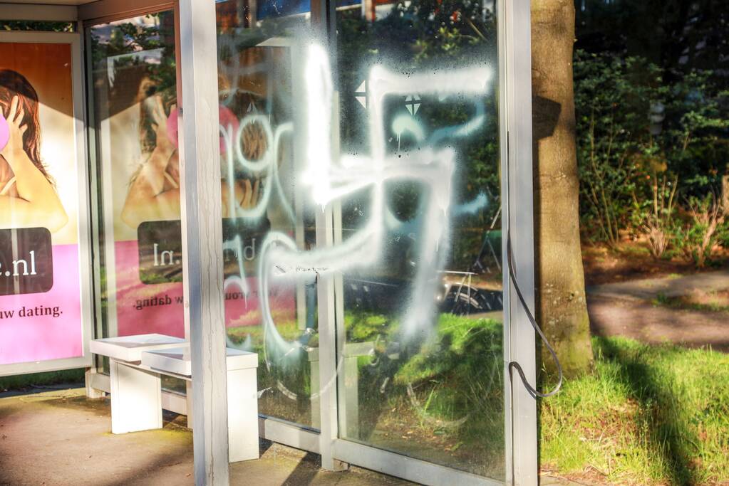 Bushokje beklad met hakenkruis