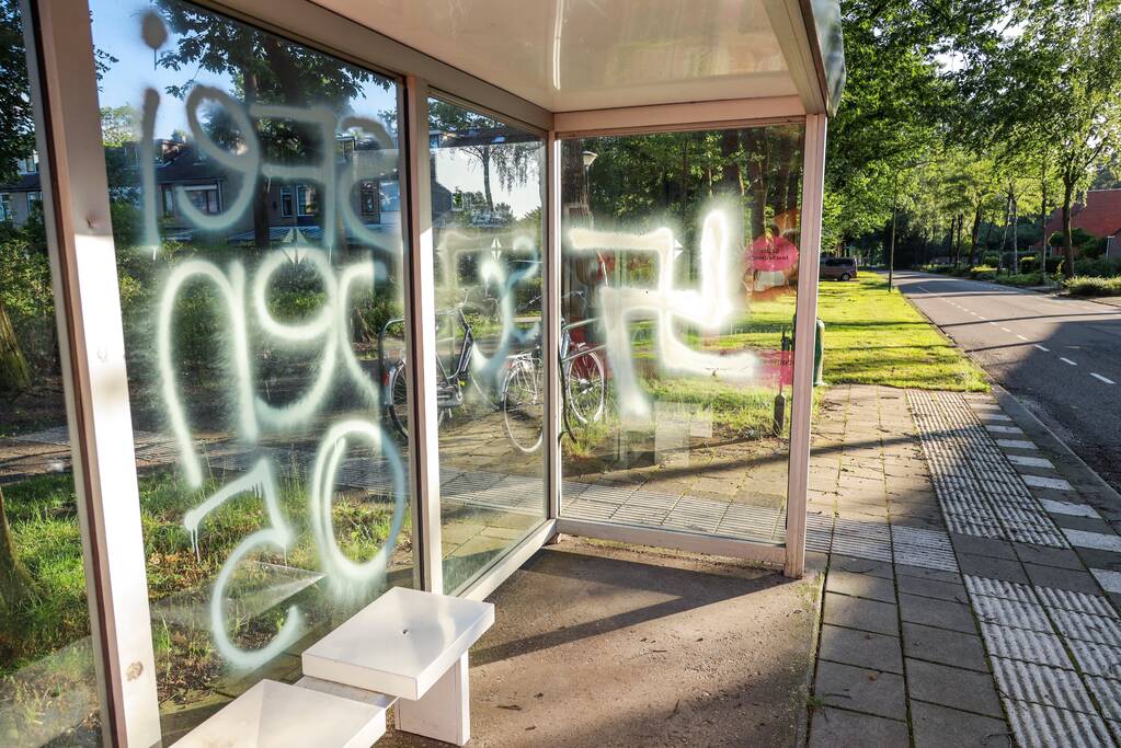 Bushokje beklad met hakenkruis