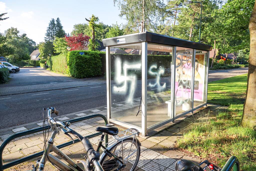 Bushokje beklad met hakenkruis