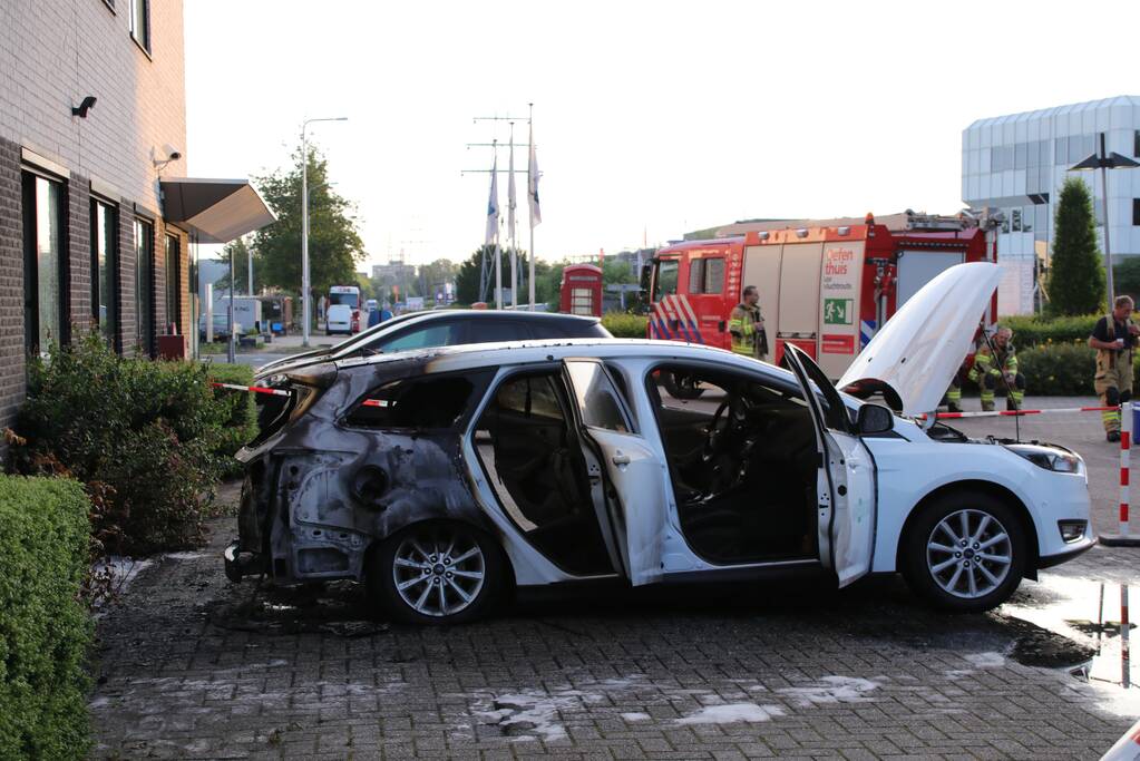 Auto brandt uit, brandstichting niet uitgesloten