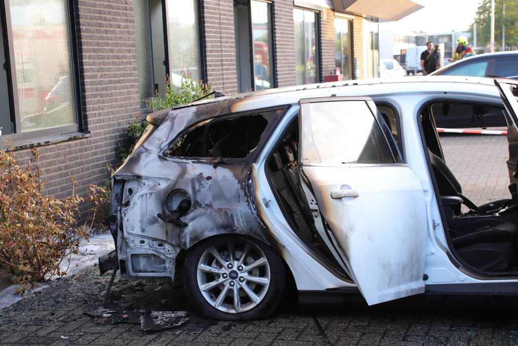 Auto brandt uit, brandstichting niet uitgesloten