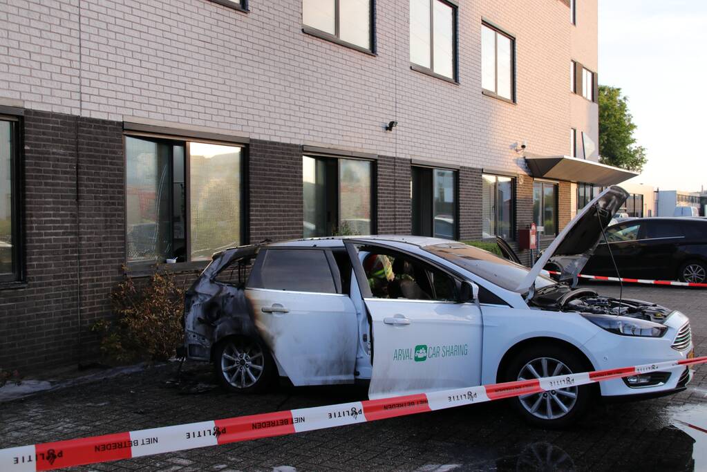 Auto brandt uit, brandstichting niet uitgesloten