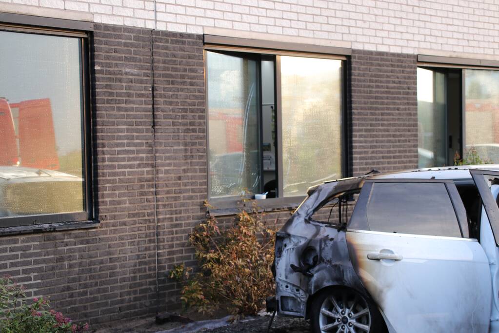 Auto brandt uit, brandstichting niet uitgesloten