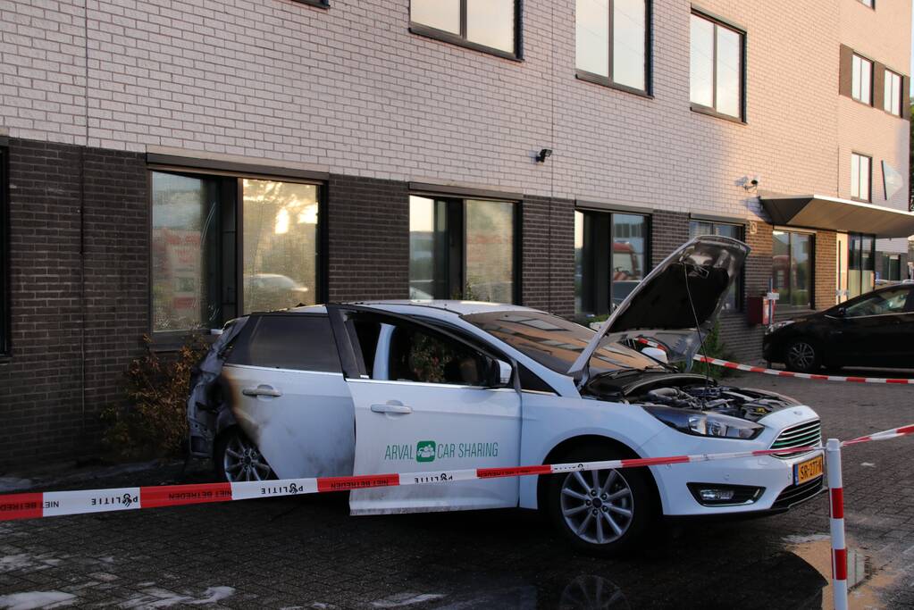Auto brandt uit, brandstichting niet uitgesloten
