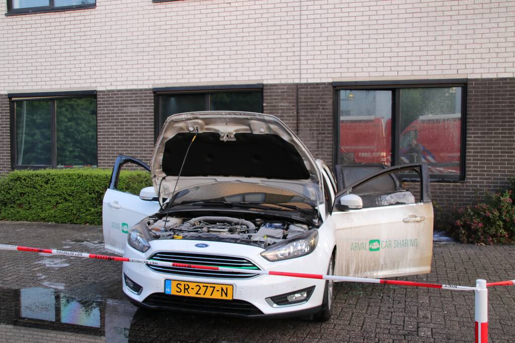 Auto brandt uit, brandstichting niet uitgesloten
