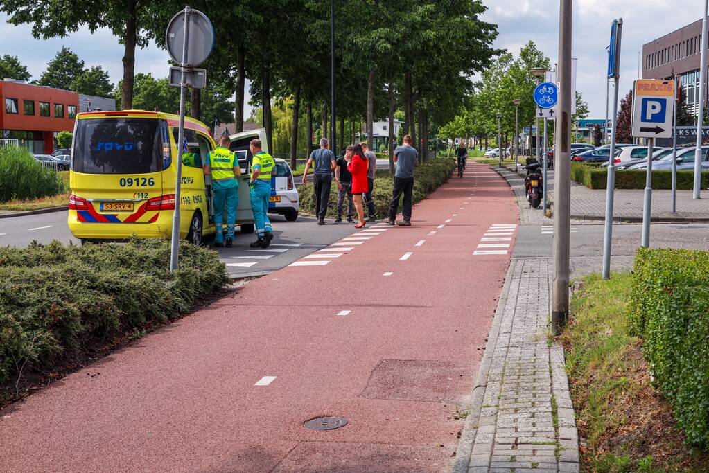 Brommerrijder gewond na botsing met auto