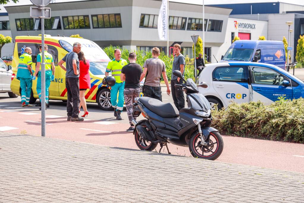 Brommerrijder gewond na botsing met auto