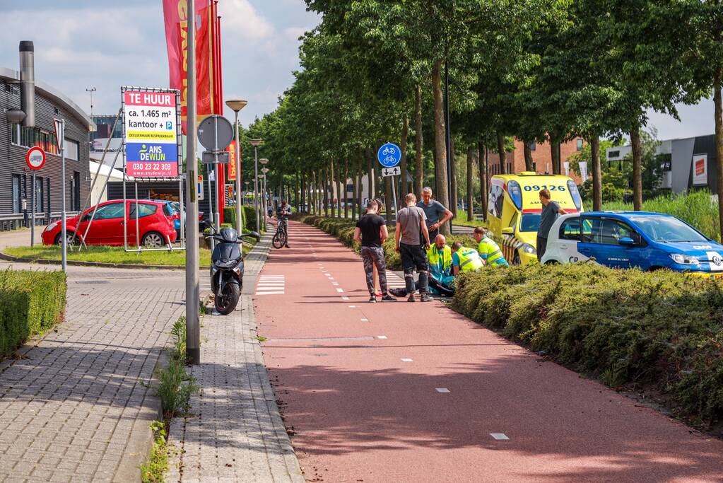 Brommerrijder gewond na botsing met auto