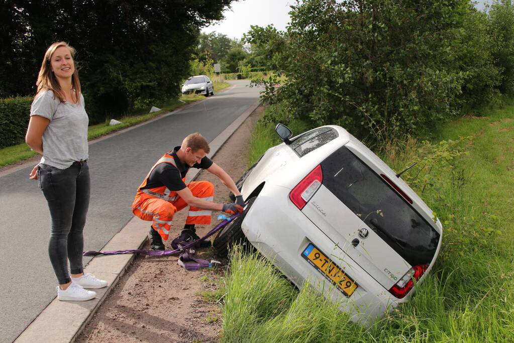 Auto wijkt uit en belandt in de sloot