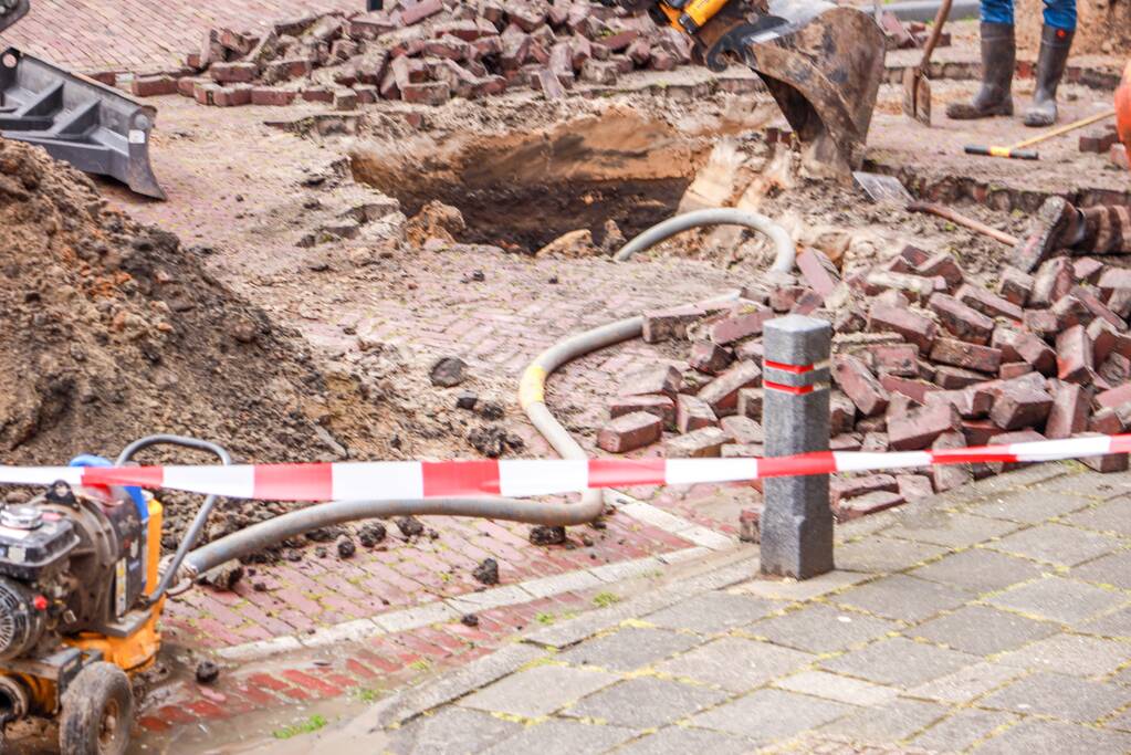 Straat afgesloten door waterlekkage