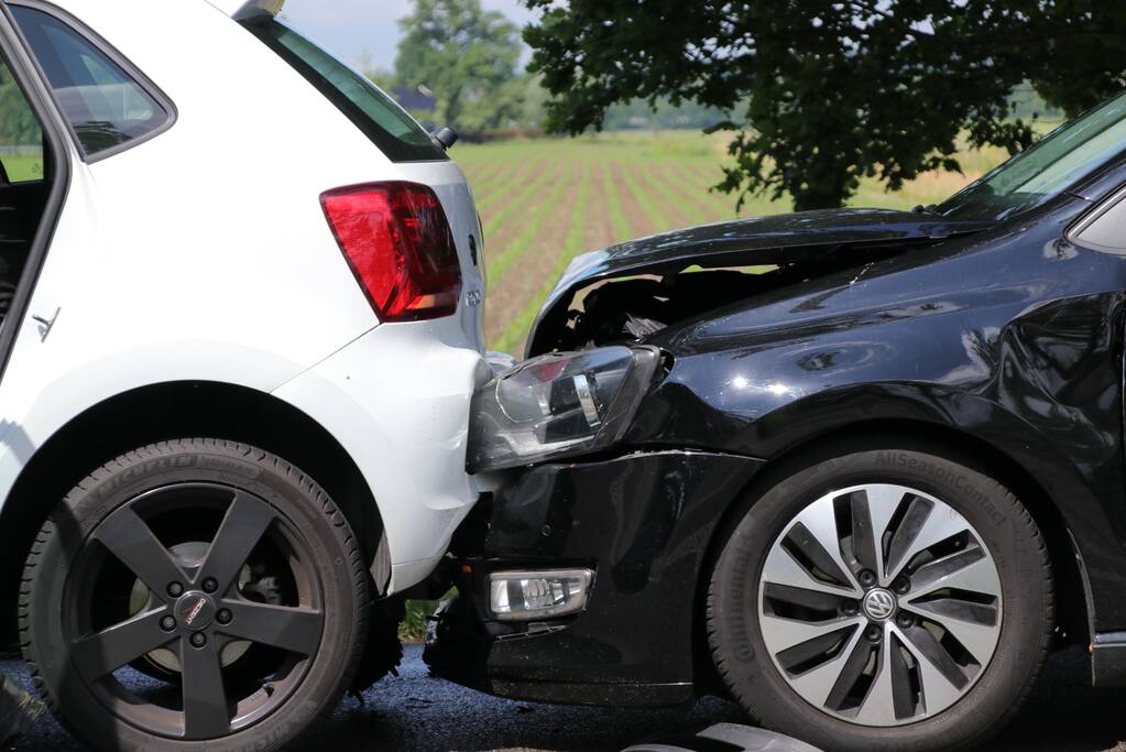 Nekklachten bij aanrijding met drie auto's