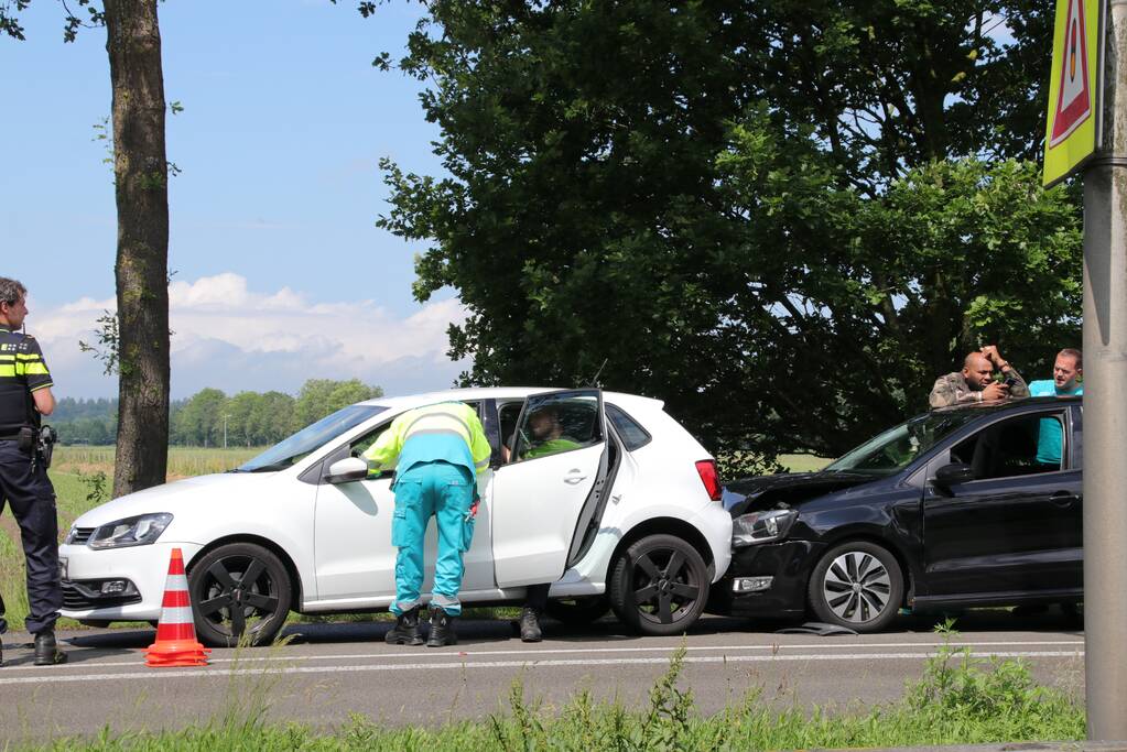 Nekklachten bij aanrijding met drie auto's