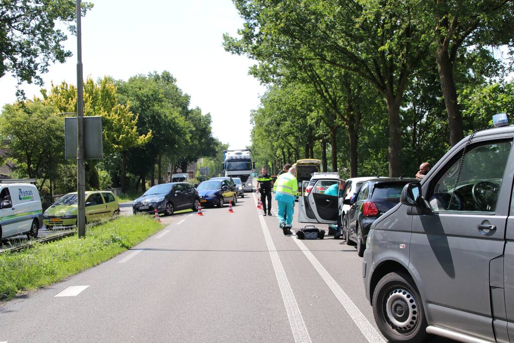 Nekklachten bij aanrijding met drie auto's