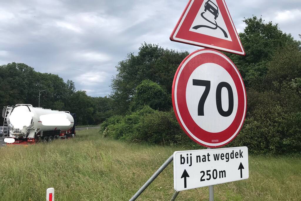 Vrachtwagen vliegt uit de bocht