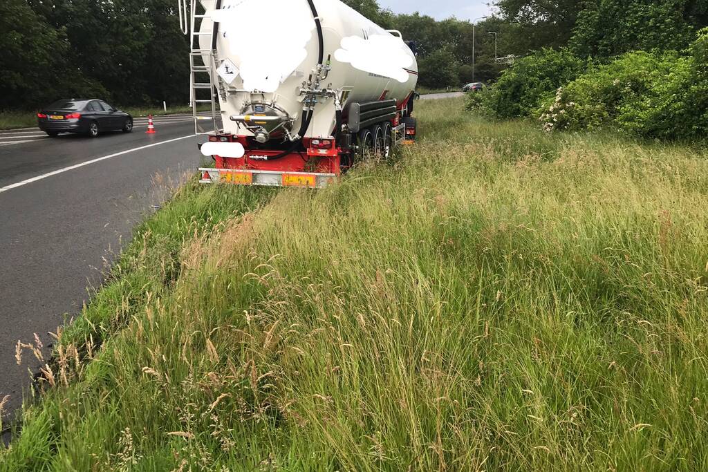 Vrachtwagen vliegt uit de bocht
