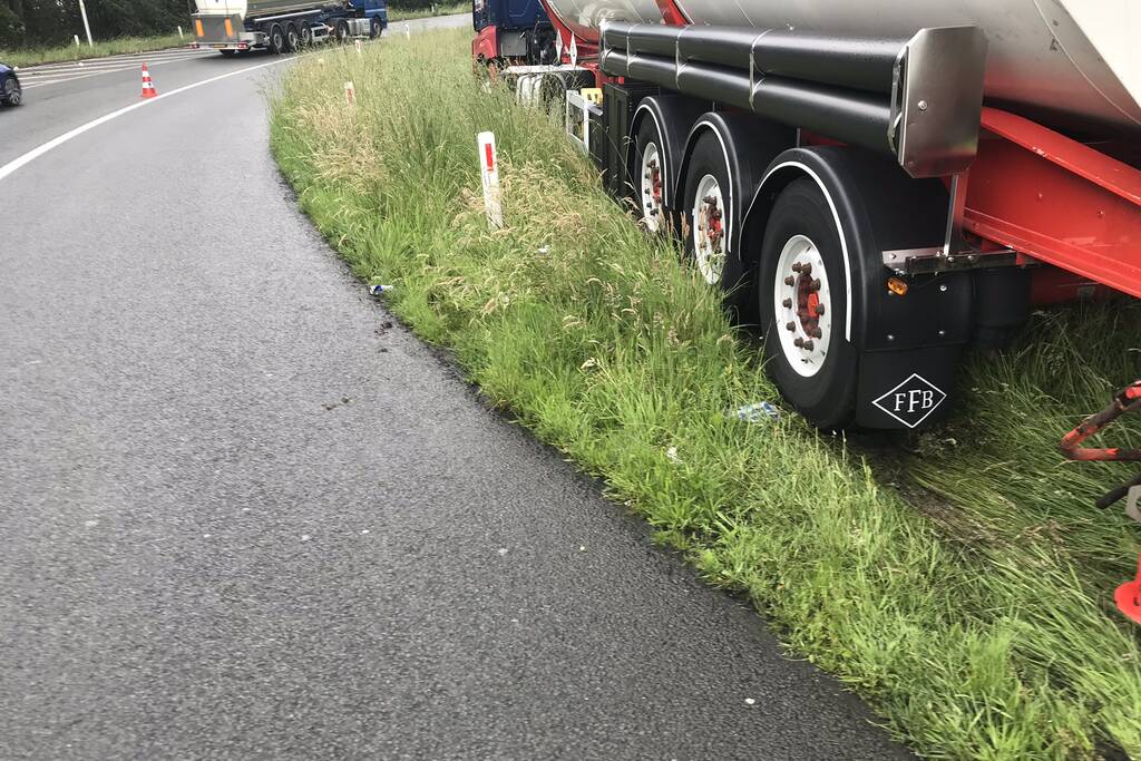 Vrachtwagen vliegt uit de bocht