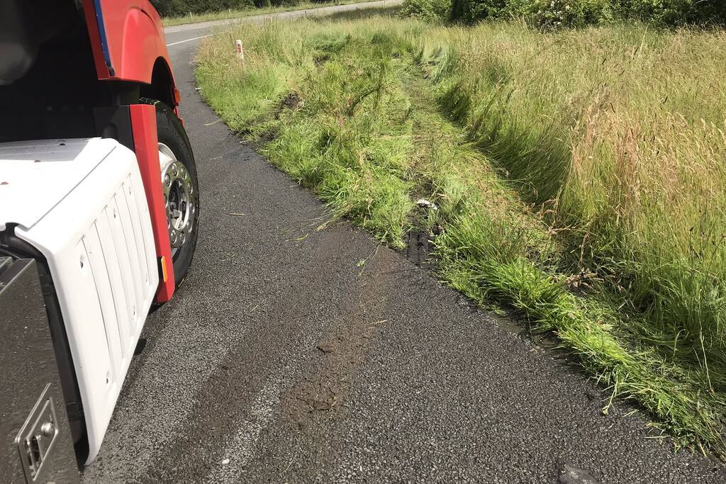 Vrachtwagen vliegt uit de bocht