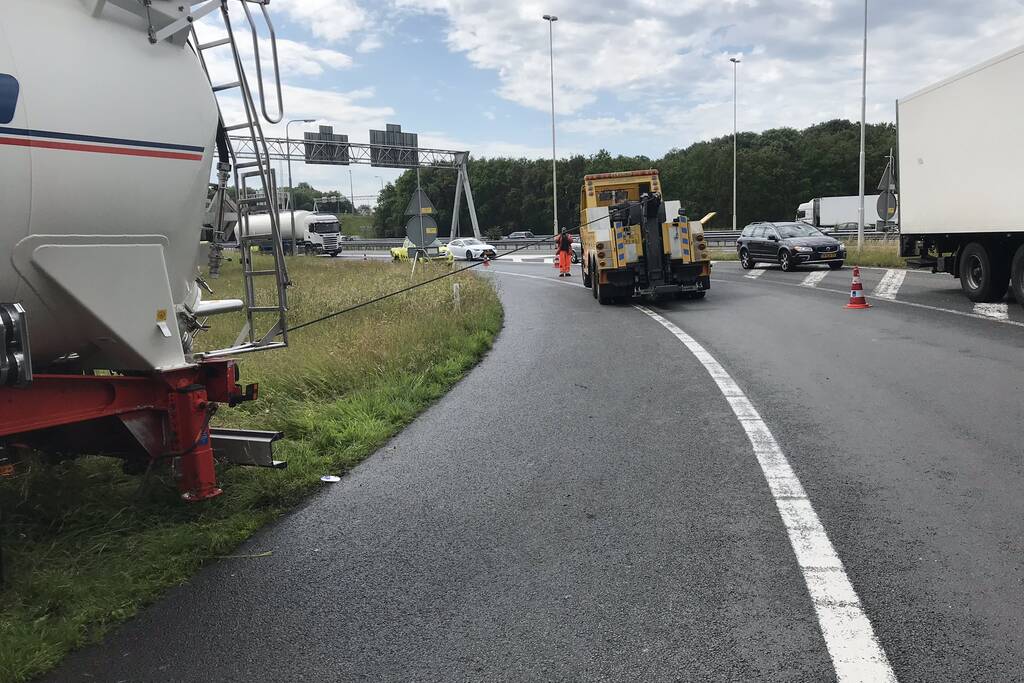Vrachtwagen vliegt uit de bocht