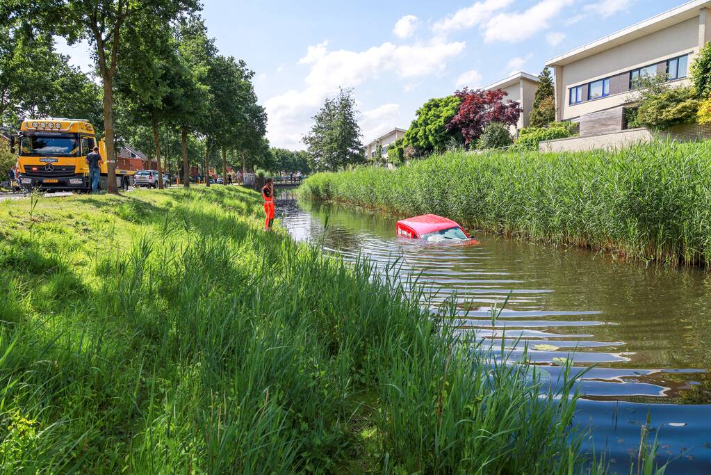 Bestelbus rolt water in
