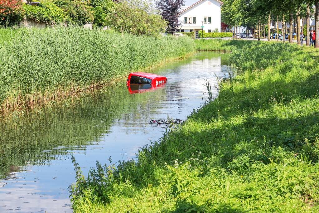 Bestelbus rolt water in