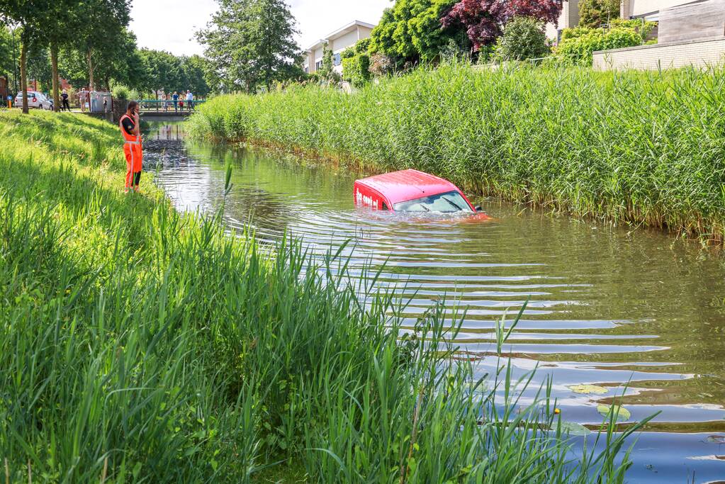 Bestelbus rolt water in