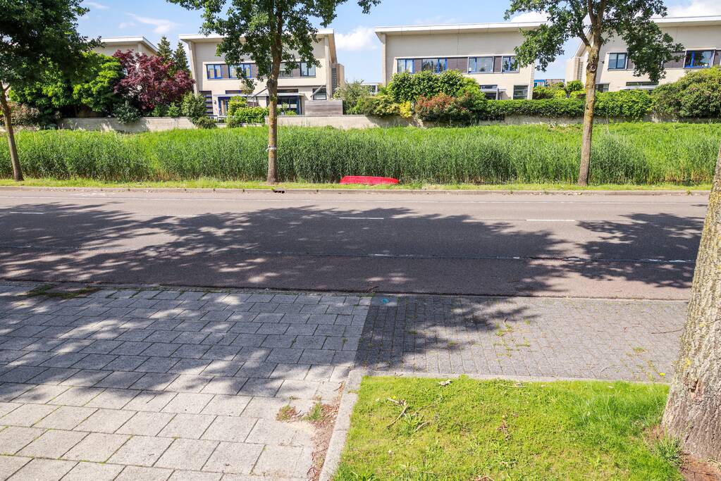 Bestelbus rolt water in