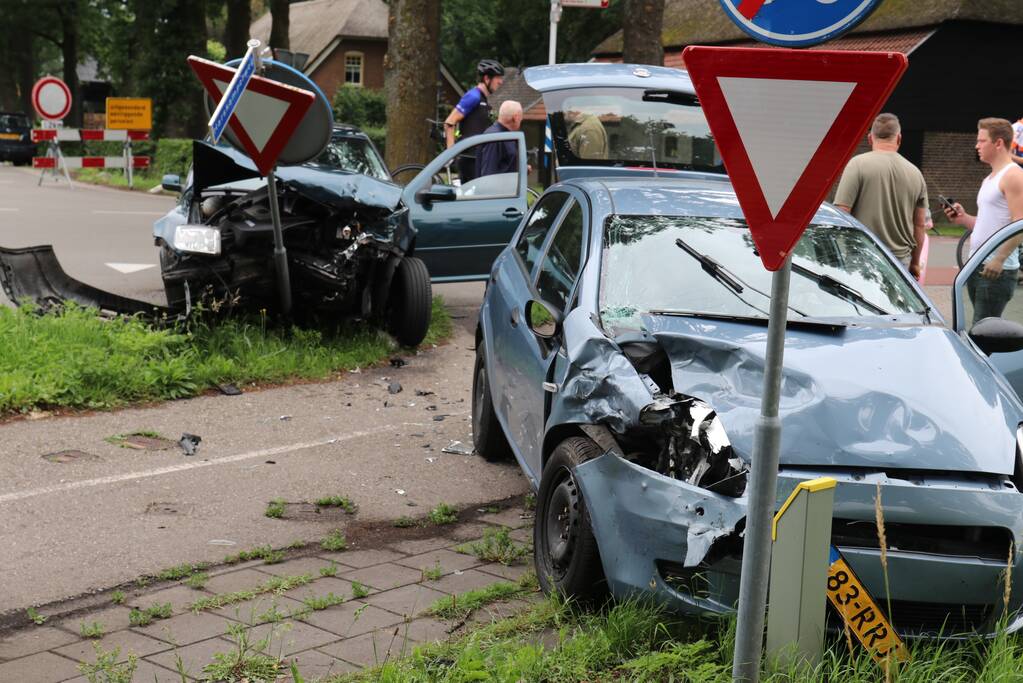 Autos zwaar beschadigd na aanrijding