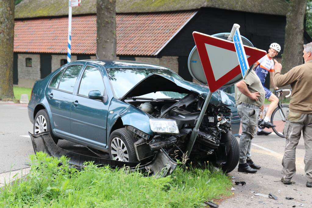 Autos zwaar beschadigd na aanrijding