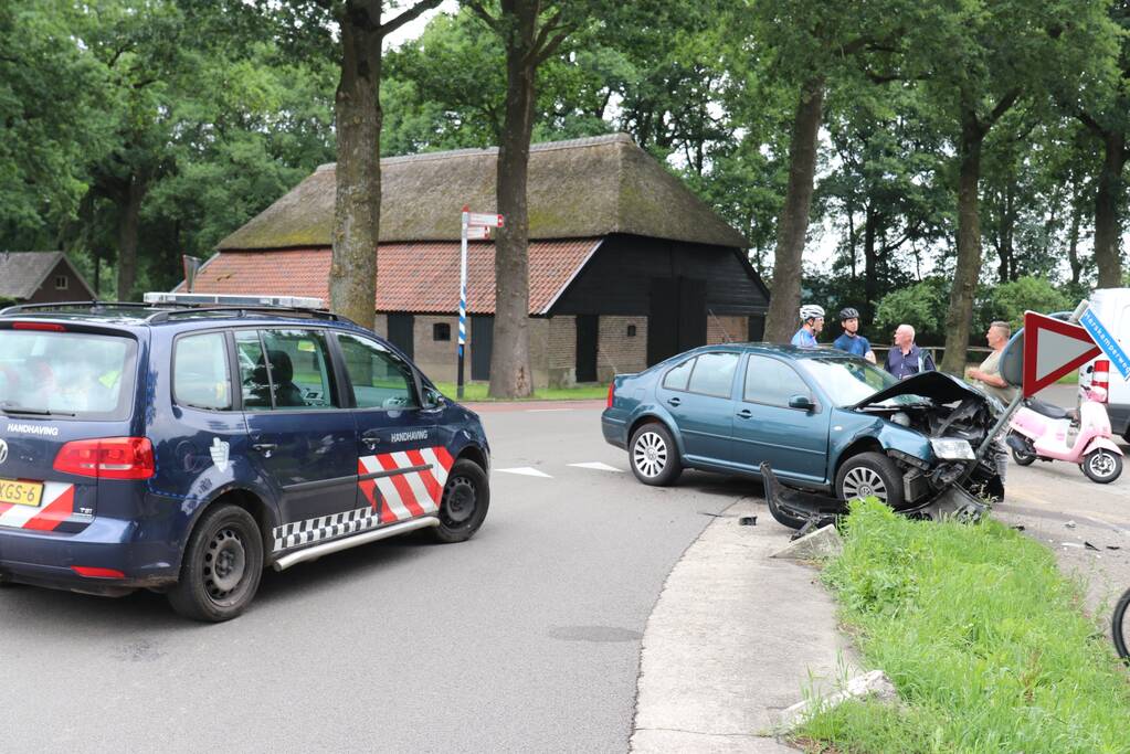 Autos zwaar beschadigd na aanrijding