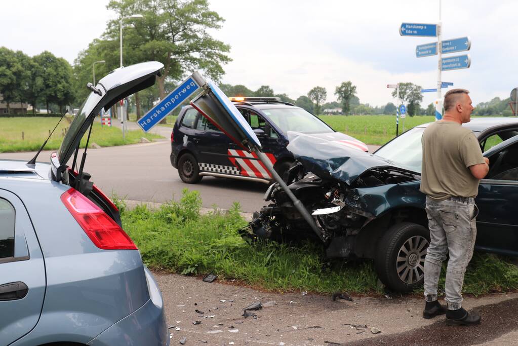 Autos zwaar beschadigd na aanrijding
