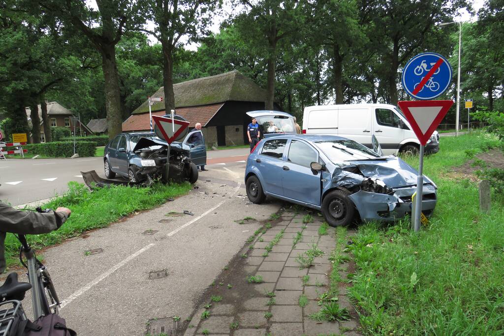 Autos zwaar beschadigd na aanrijding