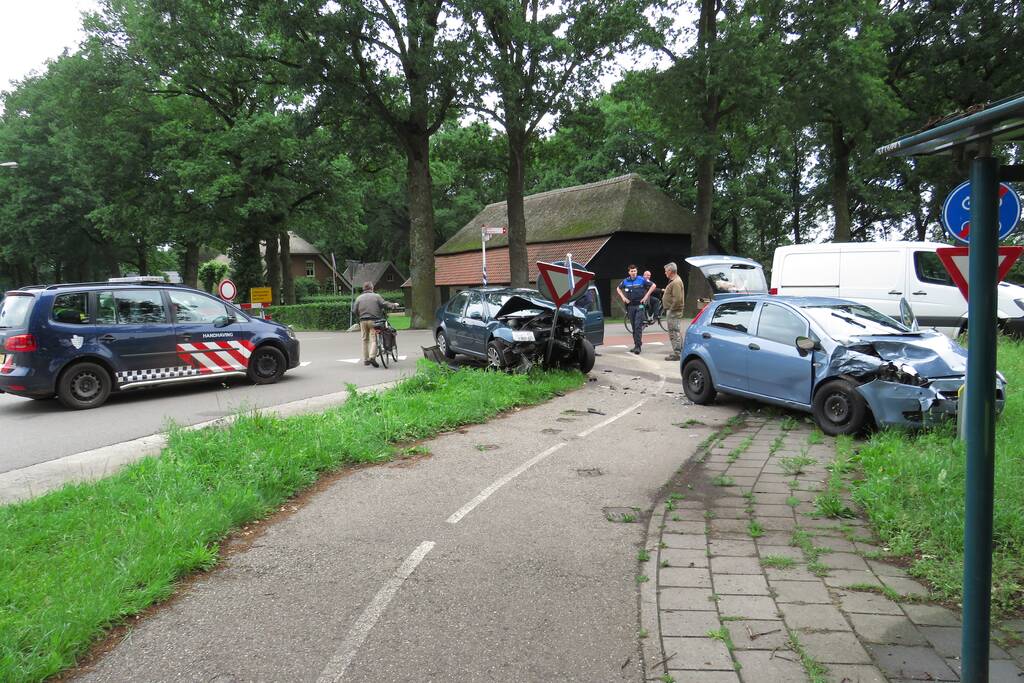 Autos zwaar beschadigd na aanrijding