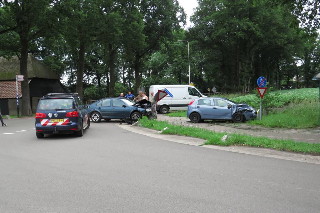 Autos zwaar beschadigd na aanrijding