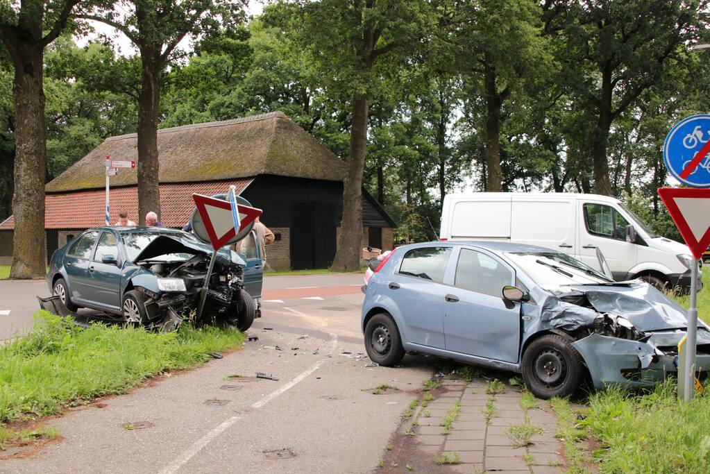 Autos zwaar beschadigd na aanrijding