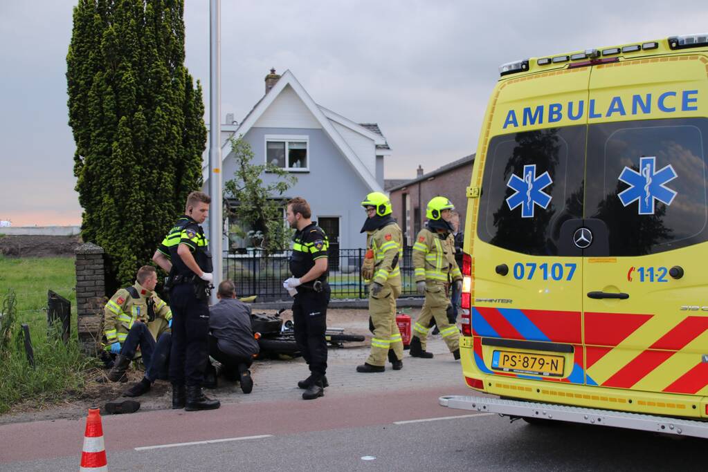 Brommerrijder vliegt uit de bocht