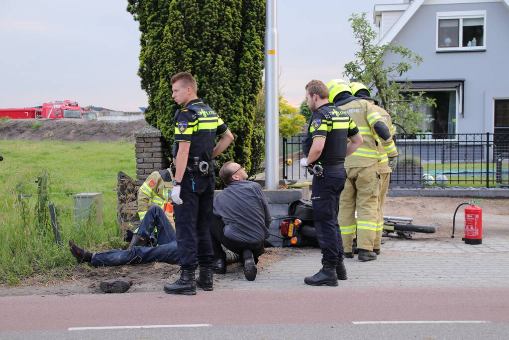 Brommerrijder vliegt uit de bocht