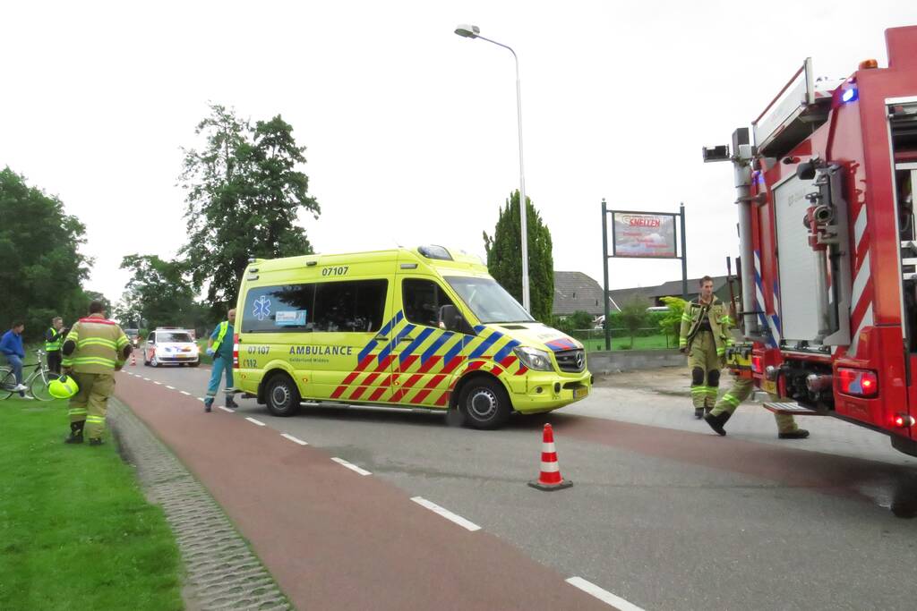 Brommerrijder vliegt uit de bocht