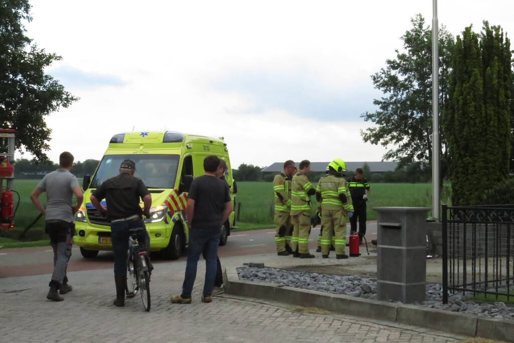 Brommerrijder vliegt uit de bocht