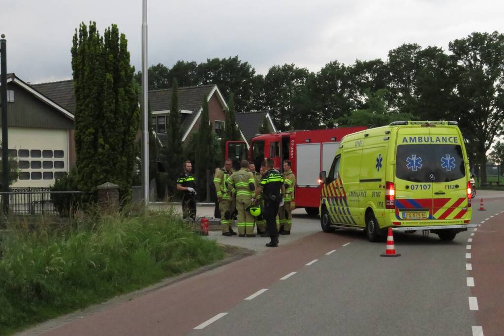 Brommerrijder vliegt uit de bocht