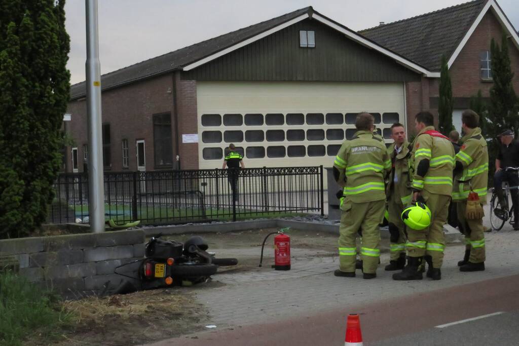 Brommerrijder vliegt uit de bocht