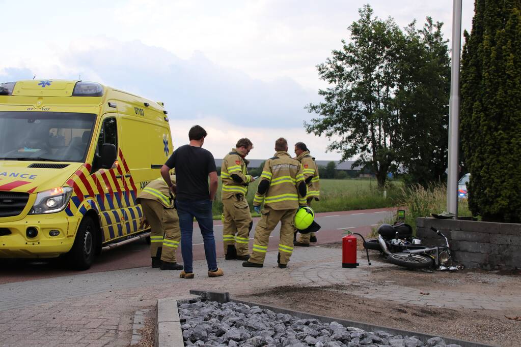 Brommerrijder vliegt uit de bocht