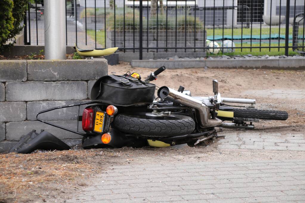 Brommerrijder vliegt uit de bocht