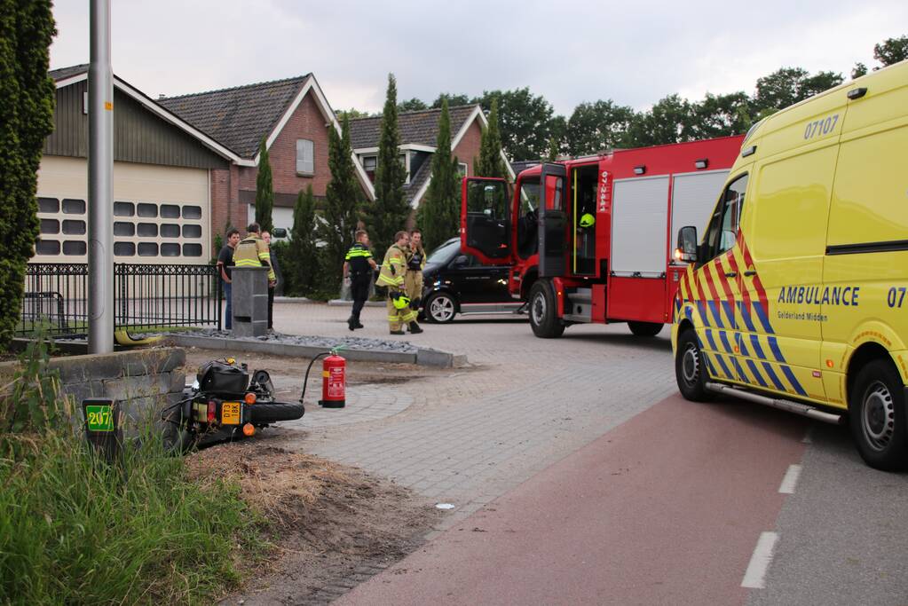 Brommerrijder vliegt uit de bocht