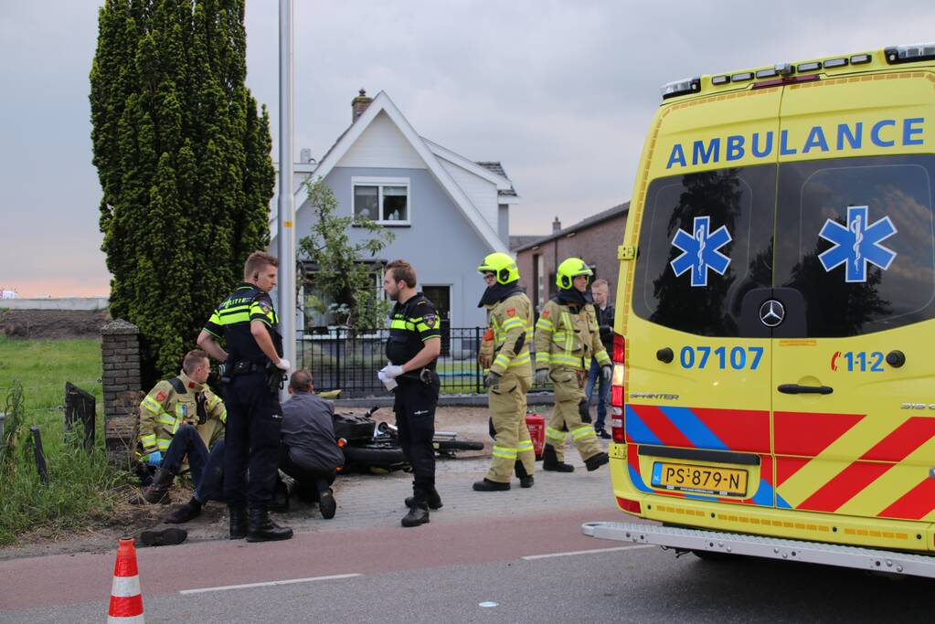 Brommerrijder vliegt uit de bocht