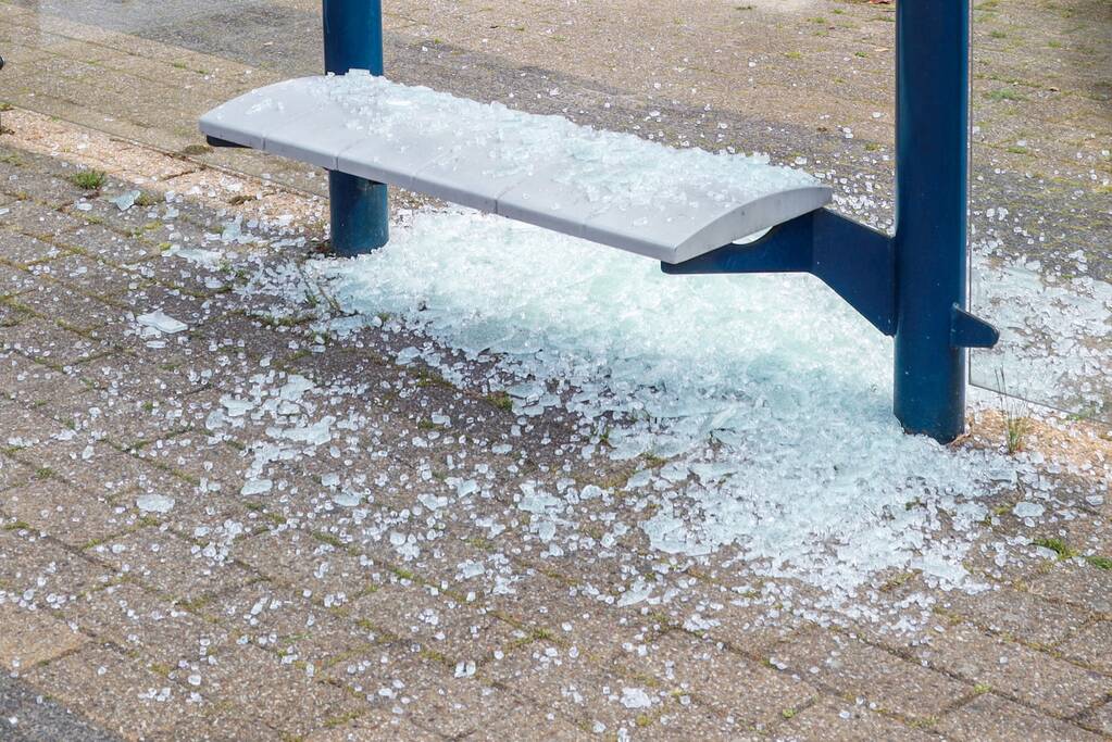 Opnieuw bushokje vernield