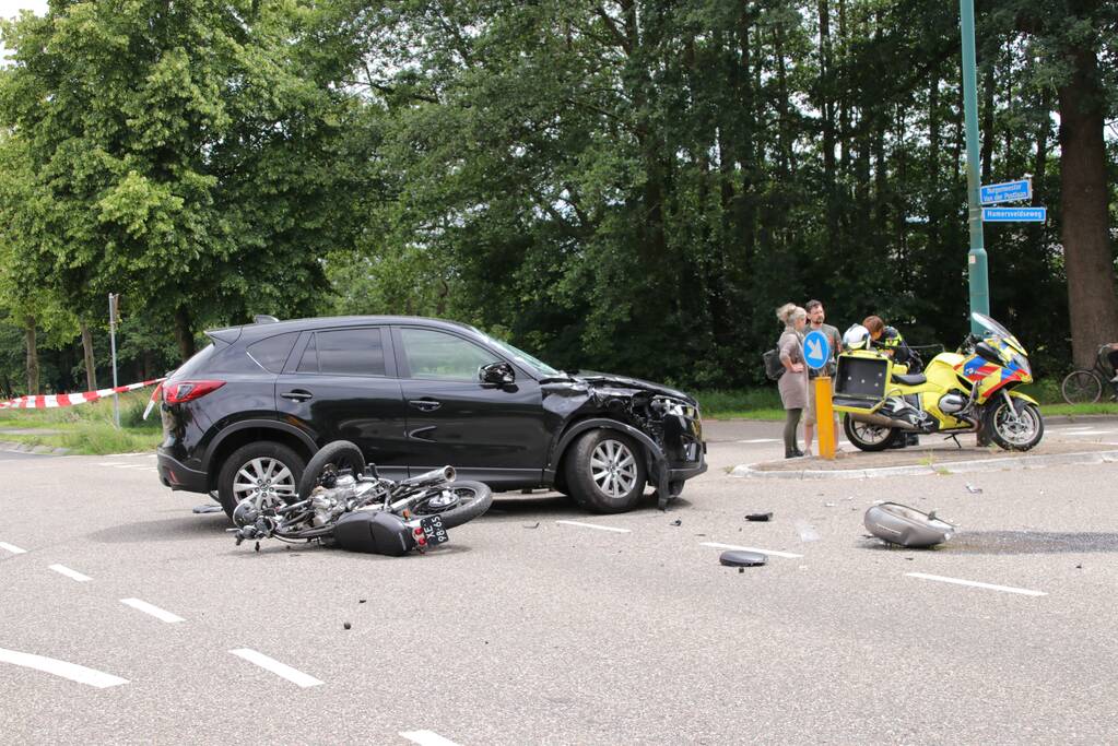 Motorrijder gewond bij botsing met een auto