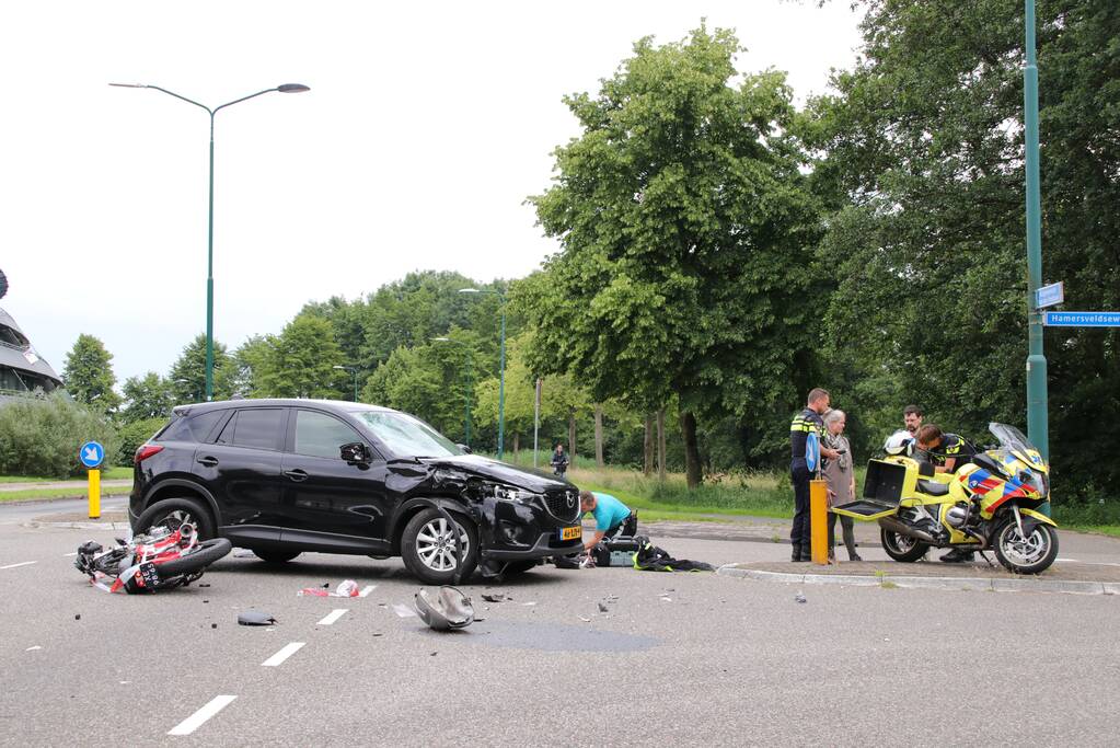 Motorrijder gewond bij botsing met een auto