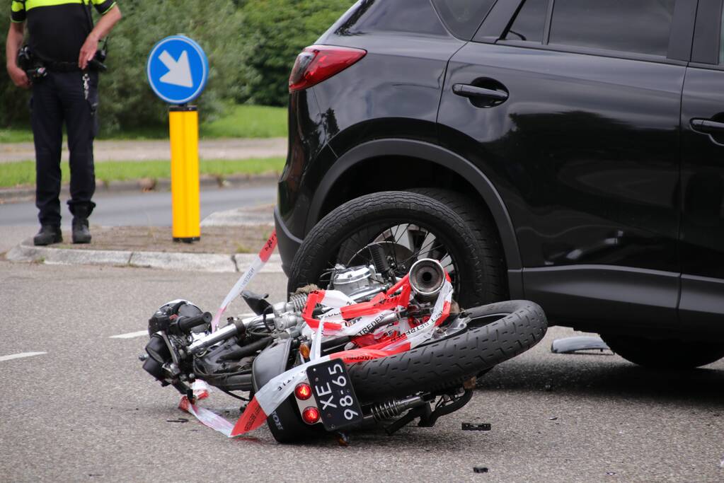 Motorrijder gewond bij botsing met een auto