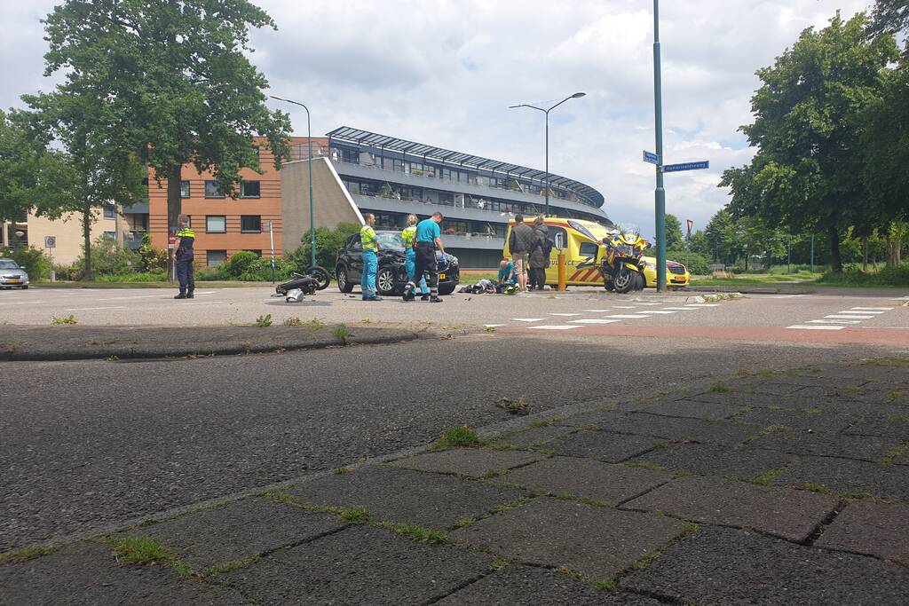 Motorrijder gewond bij botsing met een auto