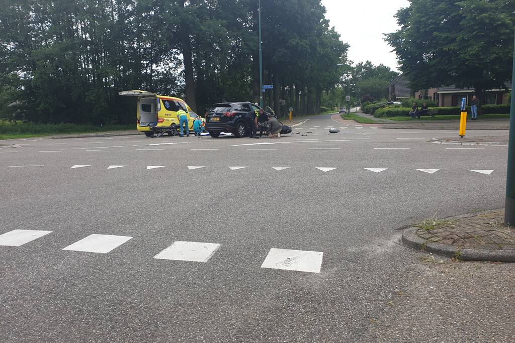 Motorrijder gewond bij botsing met een auto